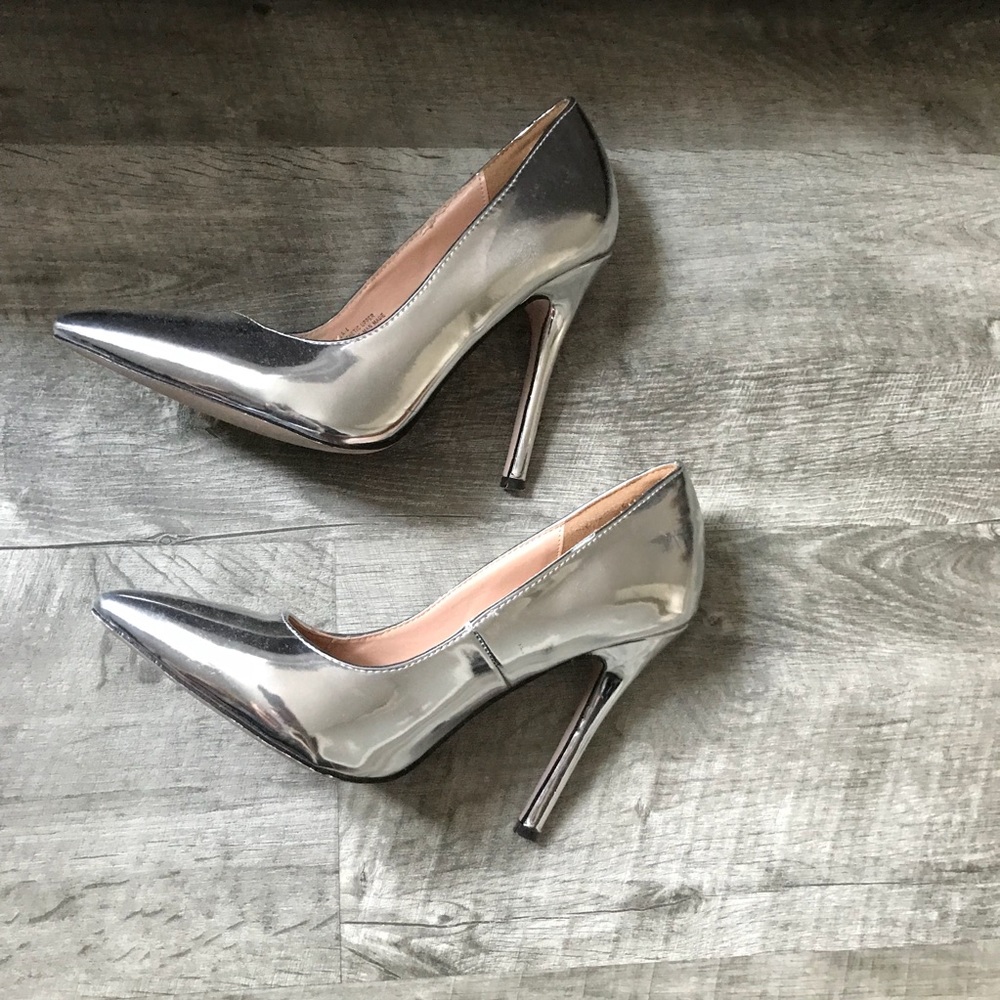 New Chloe and chase silver pumps